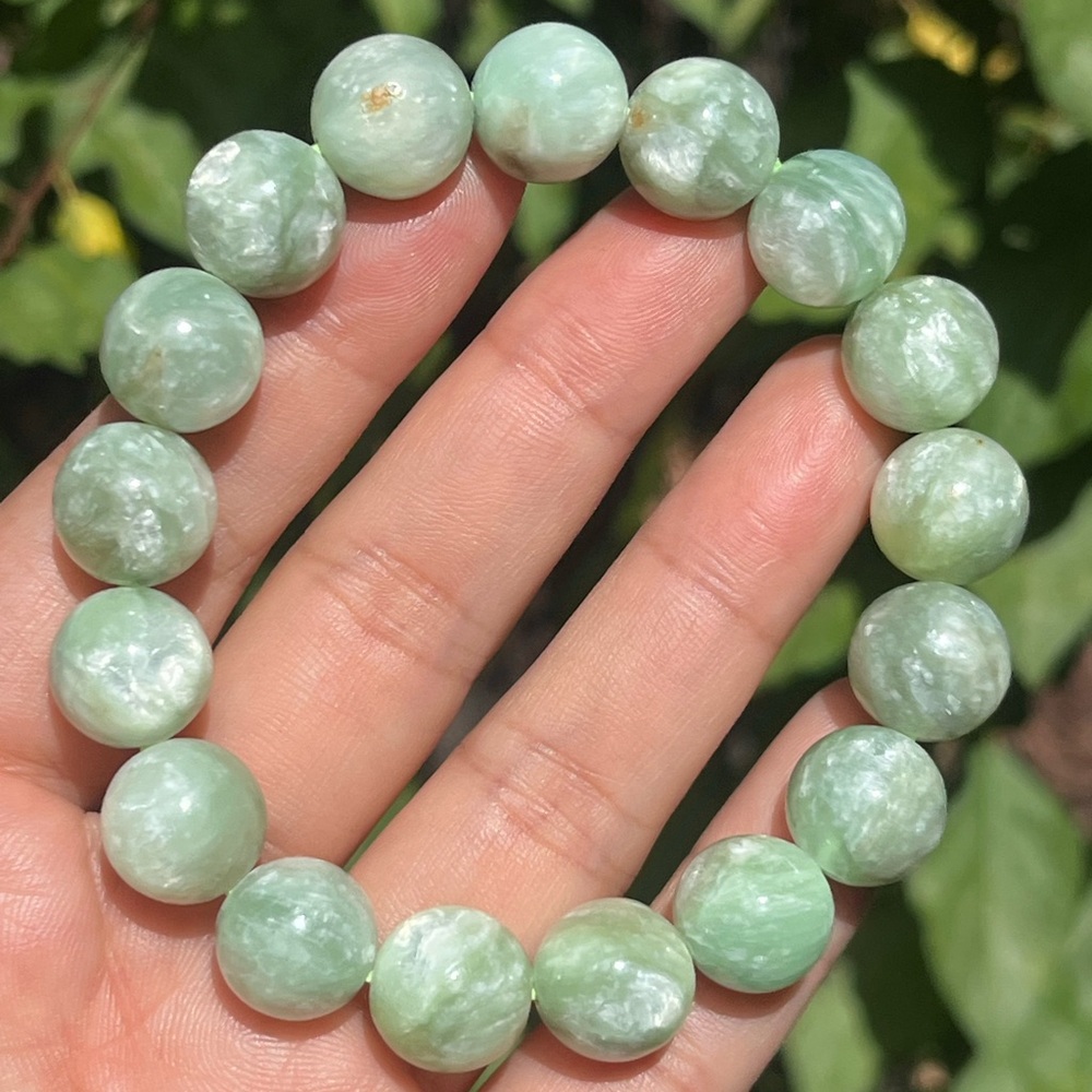 12.5mm stretchable flashy light green mica bracelet - Picture 5 of 9